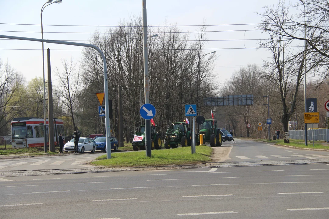 Protest rolników w Łodzi - skrzyżowanie Aleksandrowska/Szczecińska