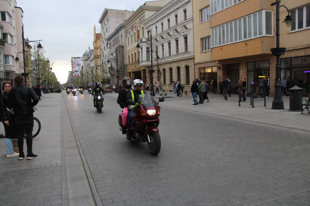 Wielka parada motocyklowa na ulicy Piotrkowskiej w Łodzi