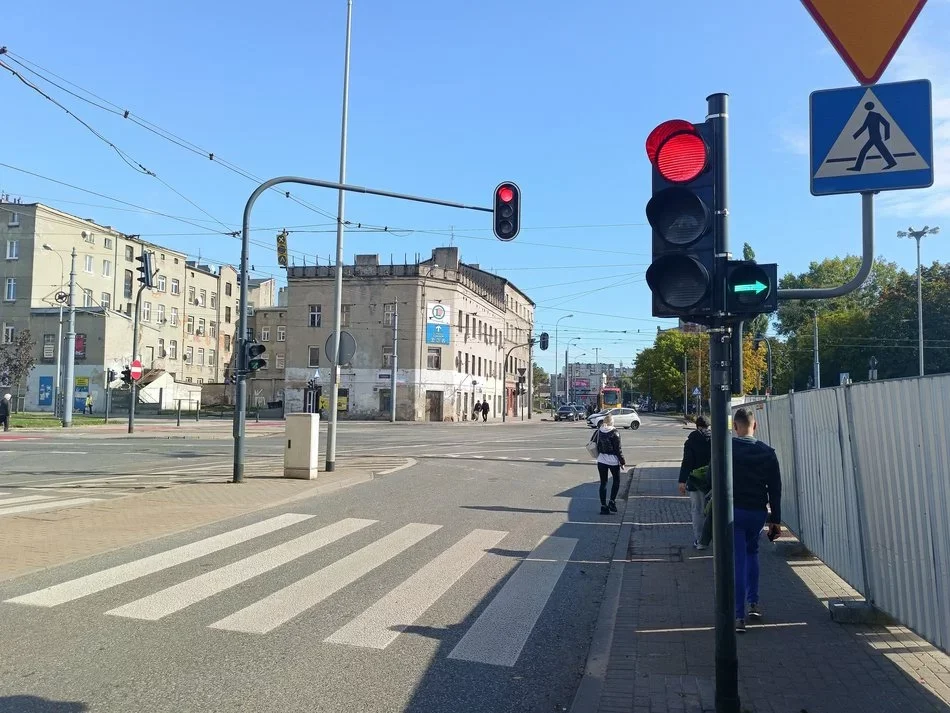 Ważne skrzyżowanie na Bałutach już przejezdne bez utrudnień. Udało się zamontować nową sygnalizację świetlną - Zdjęcie główne