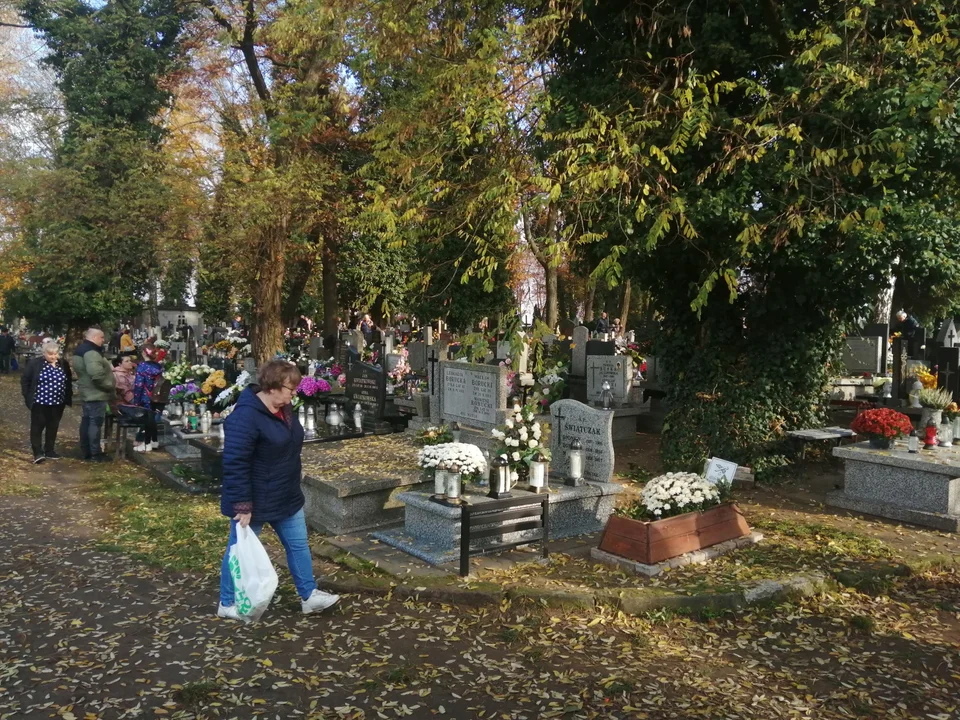 Zgierzanie i mieszkańcy okolic odwiedzili groby na cmentarzach w regionie