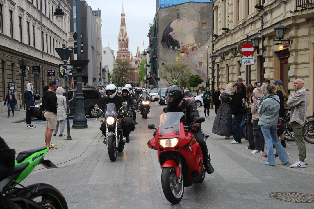 Wielka parada motocyklowa na ulicy Piotrkowskiej w Łodzi