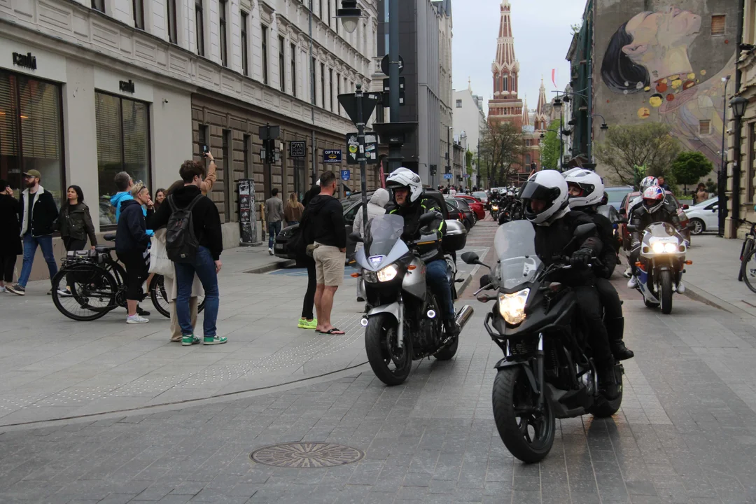 Wielka parada motocyklowa na ulicy Piotrkowskiej w Łodzi