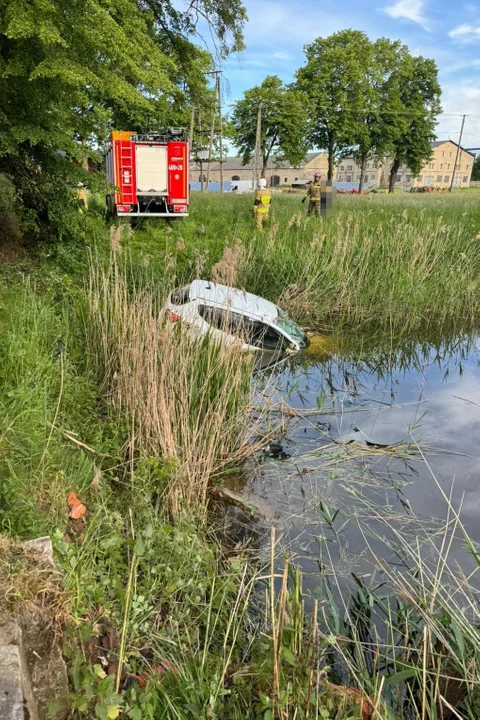 Auto w stawie pod Bełchatowem