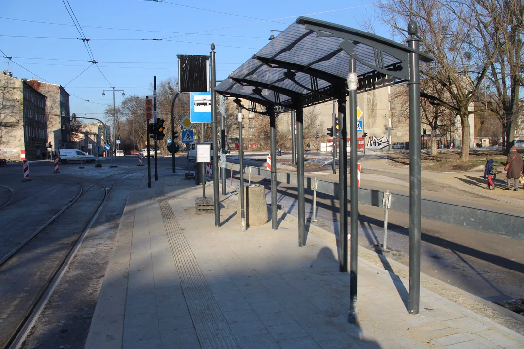 Przystanki tramwajowe przy ważnym skrzyżowaniu na Bałutach wciąż nieukończone. Nie ma ławki, szyby ani tablic odjazdów [ZDJĘCIA] - Zdjęcie główne