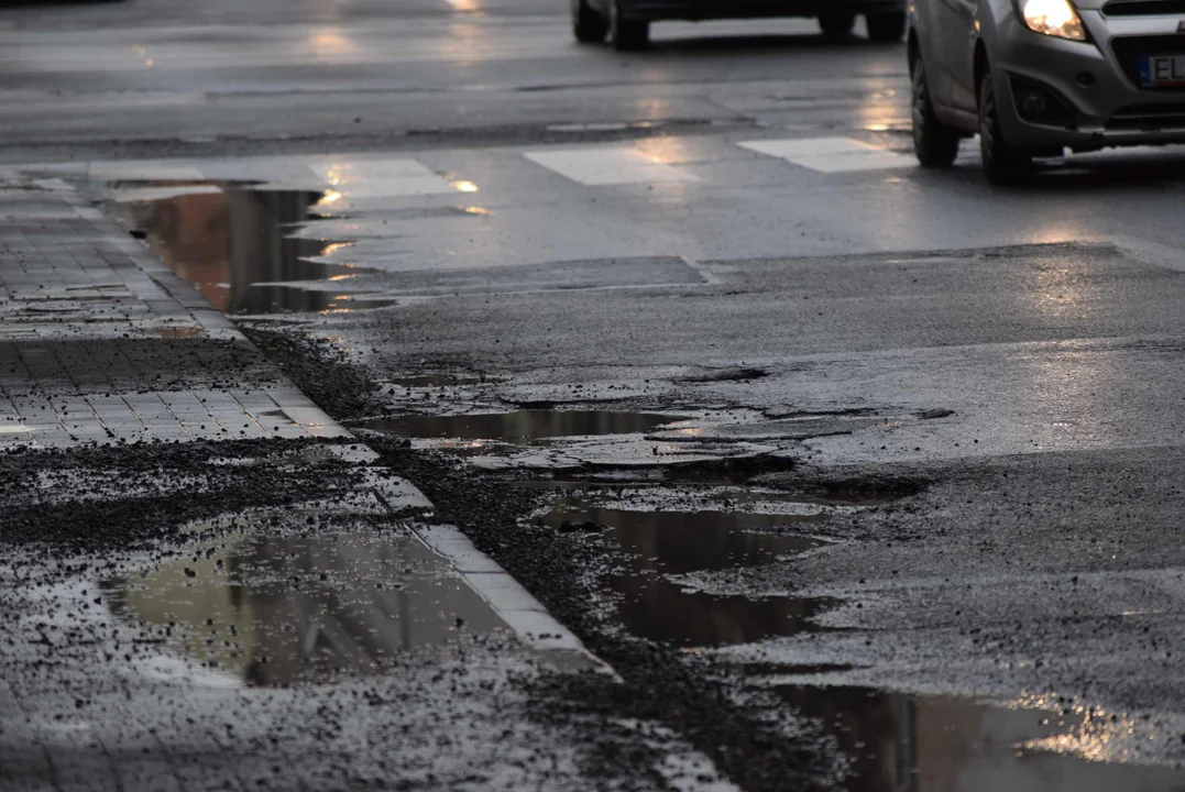 Fatalny stan drogi przy przystanku w centrum Łodzi. Z dziur robią się jeziora, a krawężniki nie istnieją [zdjęcia]