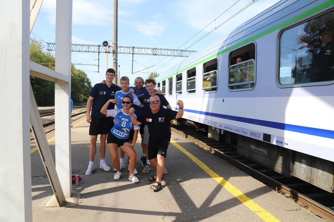 Z Płocka do Łodzi odjechał specjalny pociąg! Wszystkie miejsca zajęli kibice - Zdjęcie główne