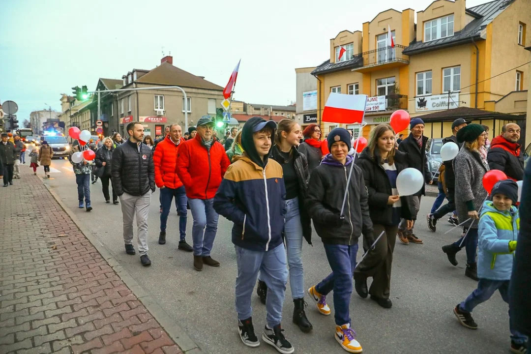 Pochody 11 listopada w Zgierzu. Mieszkańcy tłumnie uczestniczyli w uroczystościach Święta Niepodległości.