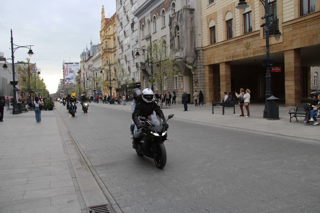 Wielka parada motocyklowa na ulicy Piotrkowskiej w Łodzi