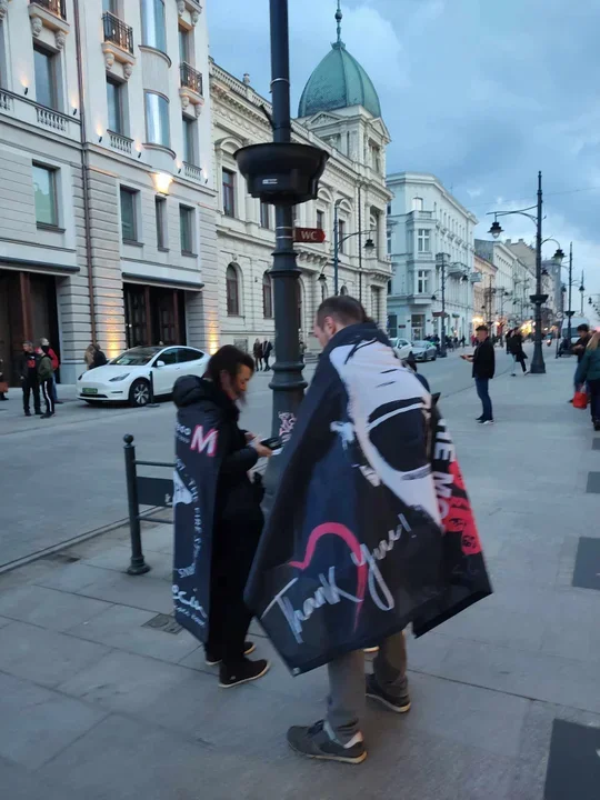 Fani czekają na swoich idoli pod Grand Hotelem w Łodzi