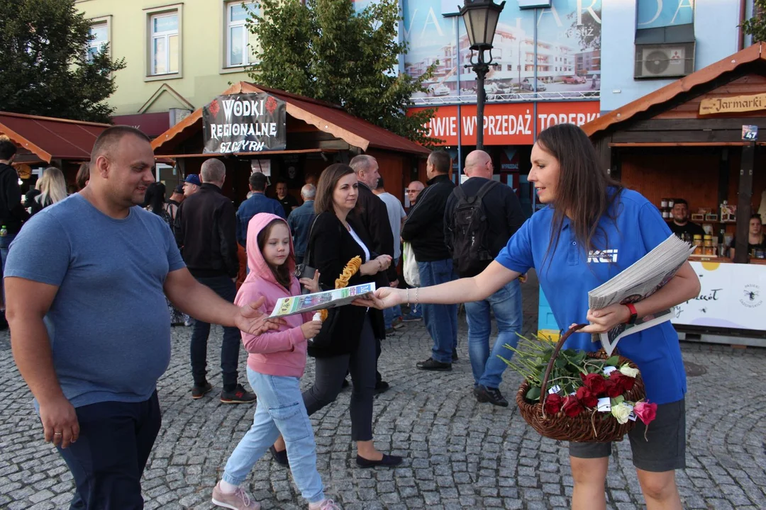 KCI rozdaje róże i gazety na kutnowskim Święcie Róży