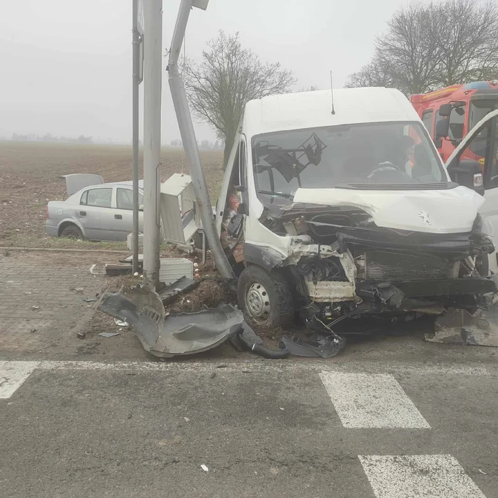 Wypadek tuż pod Płockiem. Utrudnienia w ruchu potrwają kilka godzin [ZDJĘCIA] - Zdjęcie główne