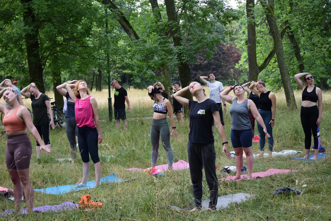 Joga w parku na Zdrowiu