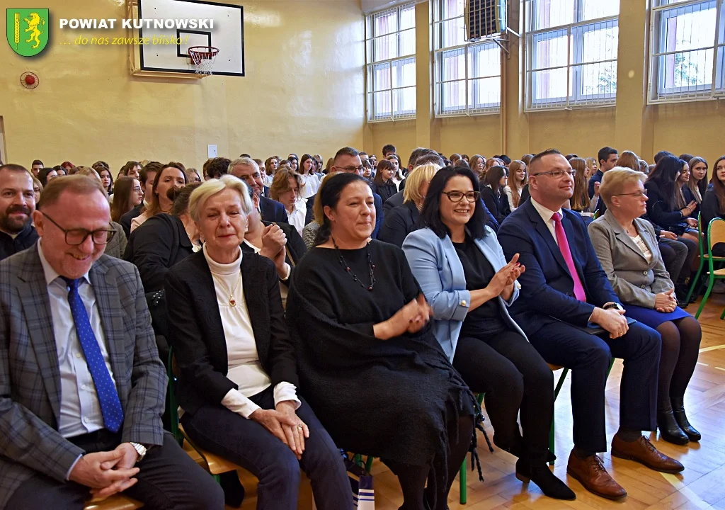 Ślubowanie klas pierwszych i Święto Patrona Szkoły w "Kasprowiczu"