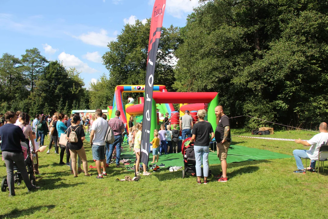 Piknik rodzinny w parku na Młynku w Łodzi