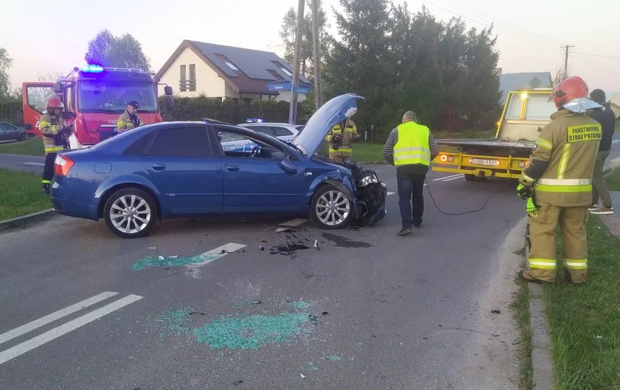 Audi roztrzaskało się na latarni przy drodze. Strażacy i policja na ulicy Ludwikowskiej [FOTO] - Zdjęcie główne