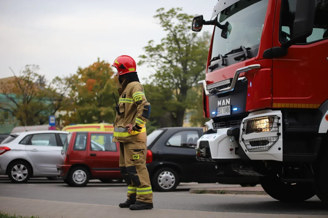 Trwa akcja gaśnicza w jednym z bloków w centrum Kutna. Doszło tam do pożaru w piwnicy