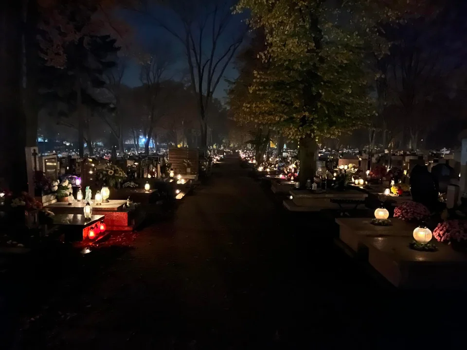 Cmentarz Piotra Skargi w Zgierzu nocą wygląda wyjątkowo. Takie widoki tylko przed Dniem Wszystkich Świętych.