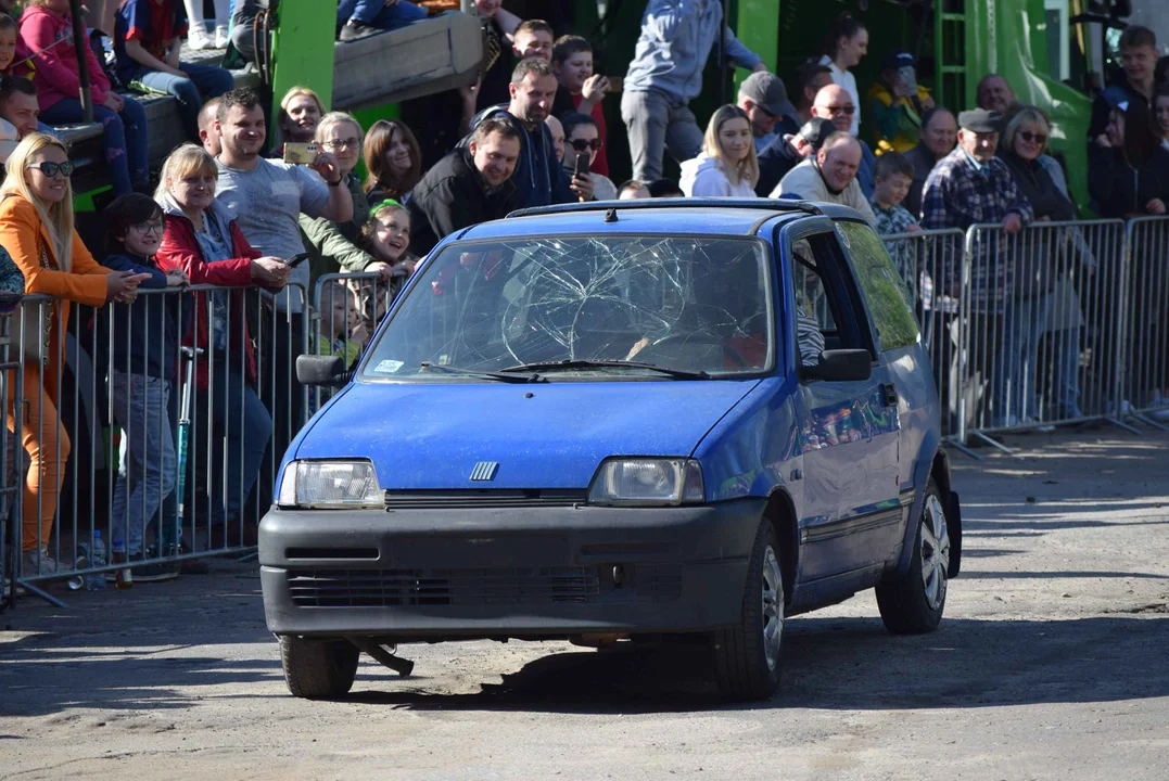 Giganty na czterech kołach zrobiły duże show! Widowiskowy pokaz monster trucków