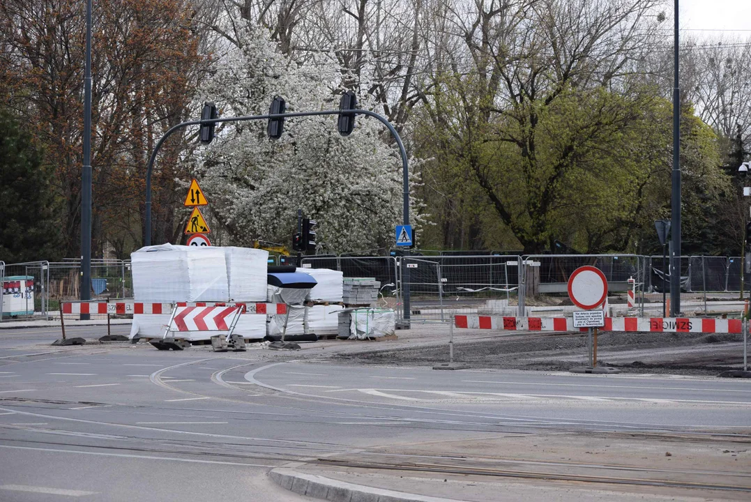 Utrudnienia dla kierowców i pieszych na skrzyżowaniu ul. Ogrodowej i ul. Zachodniej. Obok trwa budowa "Bulwarów Północnych" oraz modernizacja parku Staromiejskiego.