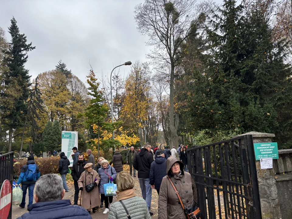 Korki w okolicach cmentarza na Dołach