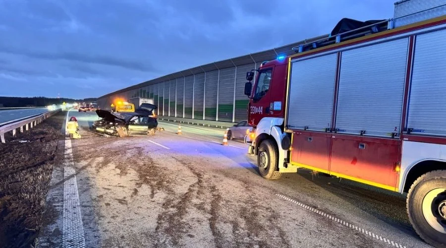 Samochód uderzył w bariery Poraj A1