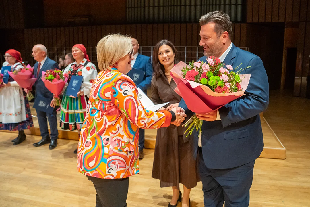 Wyjątkowa nagroda w rękach Zgierskiej Galerii Sztuki. Zbiegła się z jubileuszem [ZDJĘCIA] - Zdjęcie główne