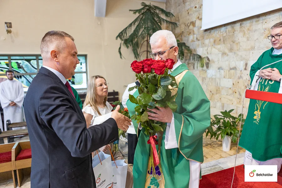 Proboszcz i księża odchodzą z bełchatowskiej parafii. Wierni pożegnali duchownych [FOTO] - Zdjęcie główne