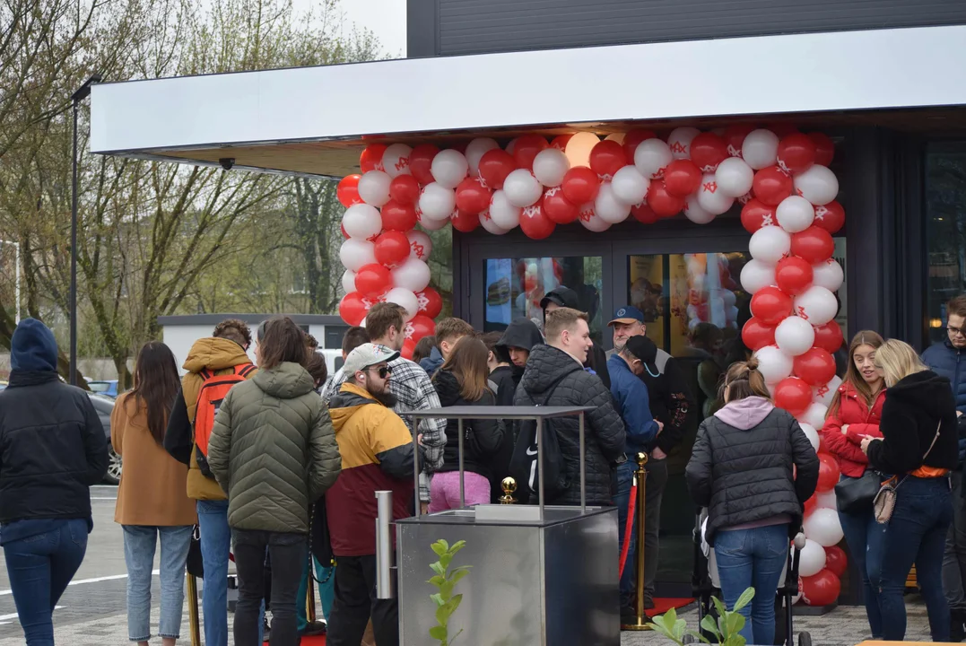 Tłumy łodzian na otwarciu restauracji MAX Premium Burgers. Tego jeszcze w Łodzi nie było [ZOBACZ ZDJĘCIA]