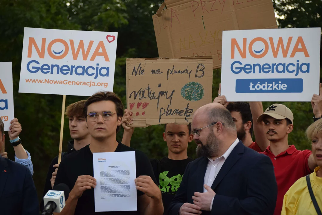 Młodzież przed składowiskiem odpadów chemicznych w Zgierzu