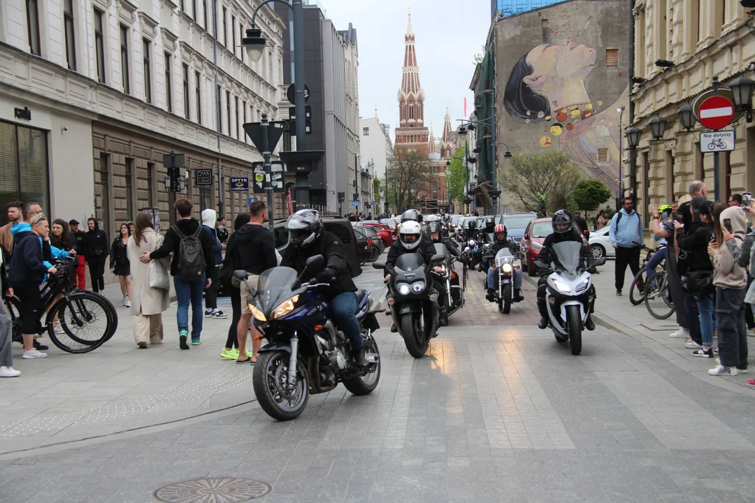 Wielka parada motocyklowa na ulicy Piotrkowskiej w Łodzi