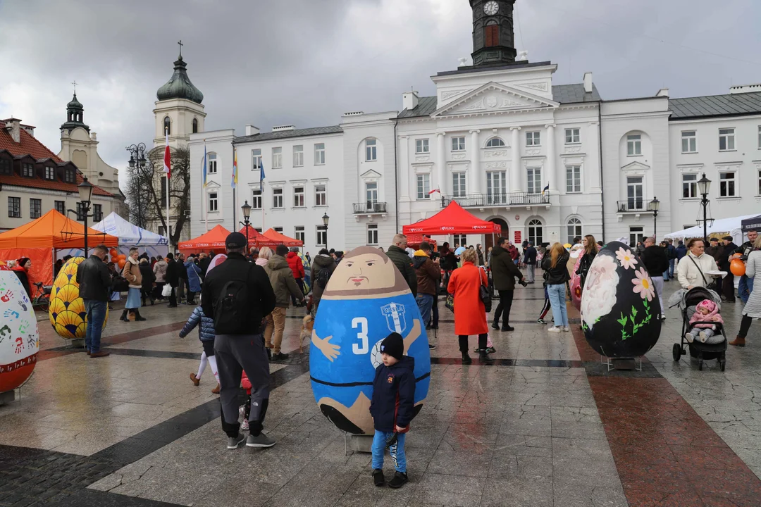 Wielkie jaja przed ratuszem. Wielkanoc na starówce [ZDJĘCIA] - Zdjęcie główne