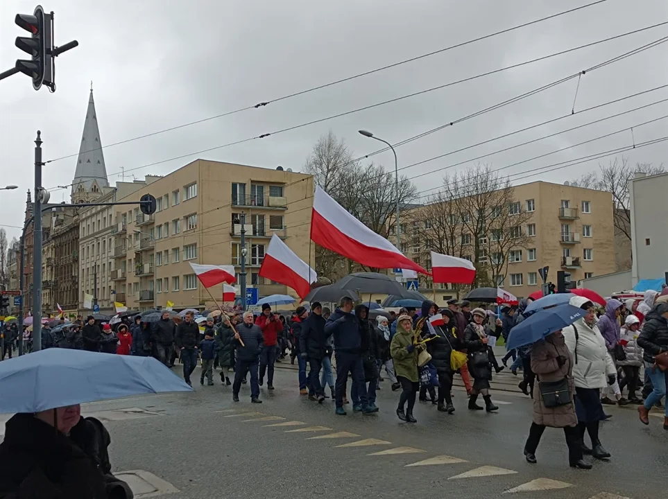 Marsz papieski w Łodzi. Setki łodzian ruszyło ulicami miasta [zdjęcia]