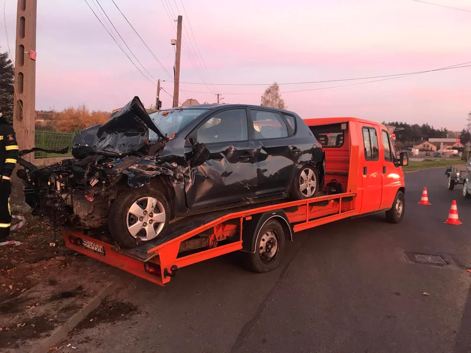 Roztrzaskał osobówkę pod stacją benzynową. Przejechał przez bariery i wjechał w drzewo [FOTO]