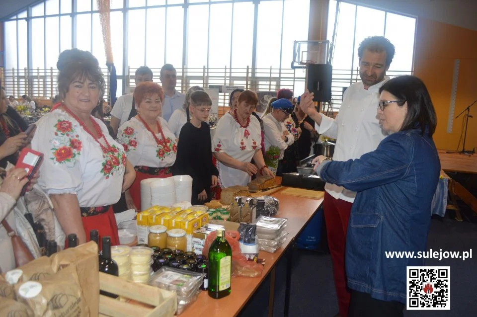 W gminie Sulejów gotowali ze znanym kucharzem. II Gminny Przegląd Stołów Wielkanocnych - Zdjęcie główne