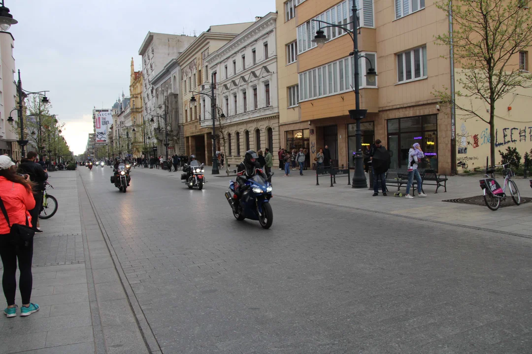 Wielka parada motocyklowa na ulicy Piotrkowskiej w Łodzi