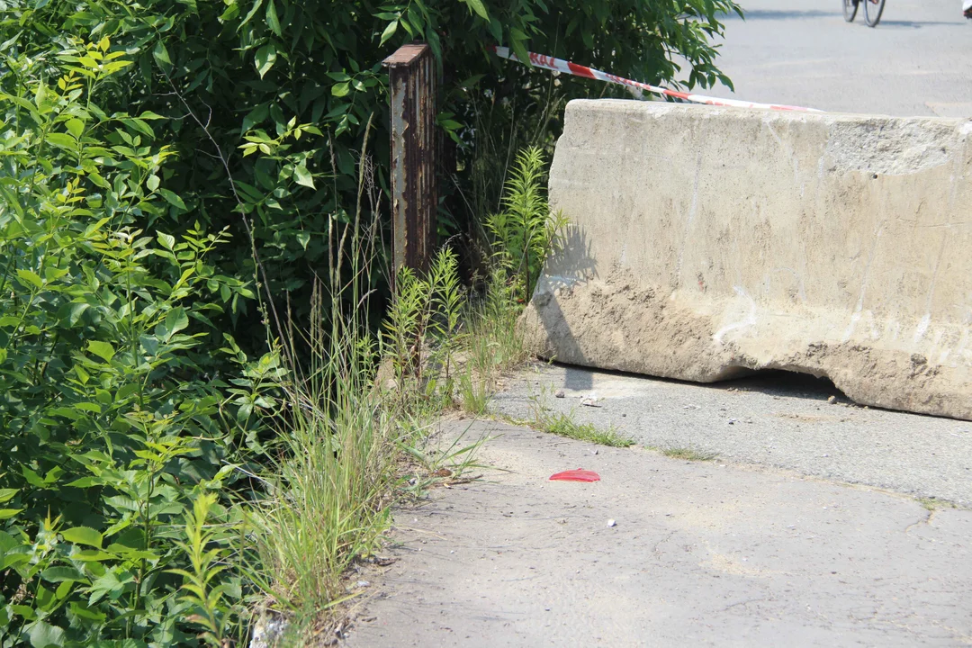 Chwile grozy na Przybyszewskiego. Rozpędzony samochód spadł z wiaduktu