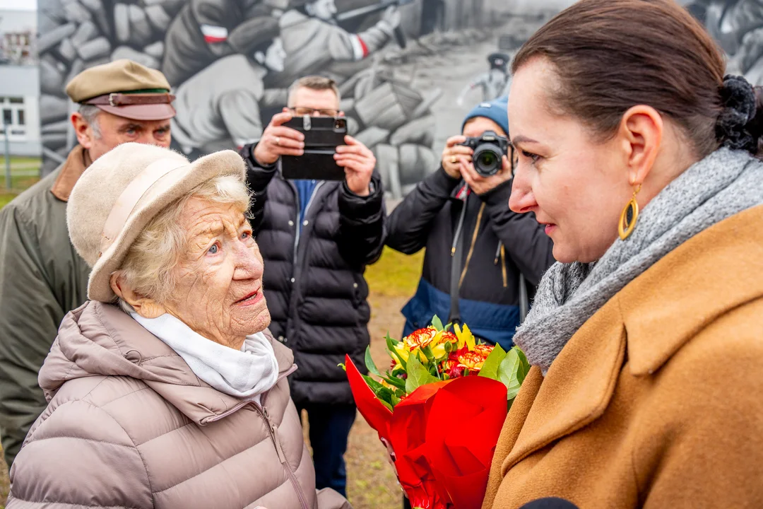 Chwała Armii Krajowej. Na budynku XXXIII LO w Łodzi pojawił się patriotyczny mural