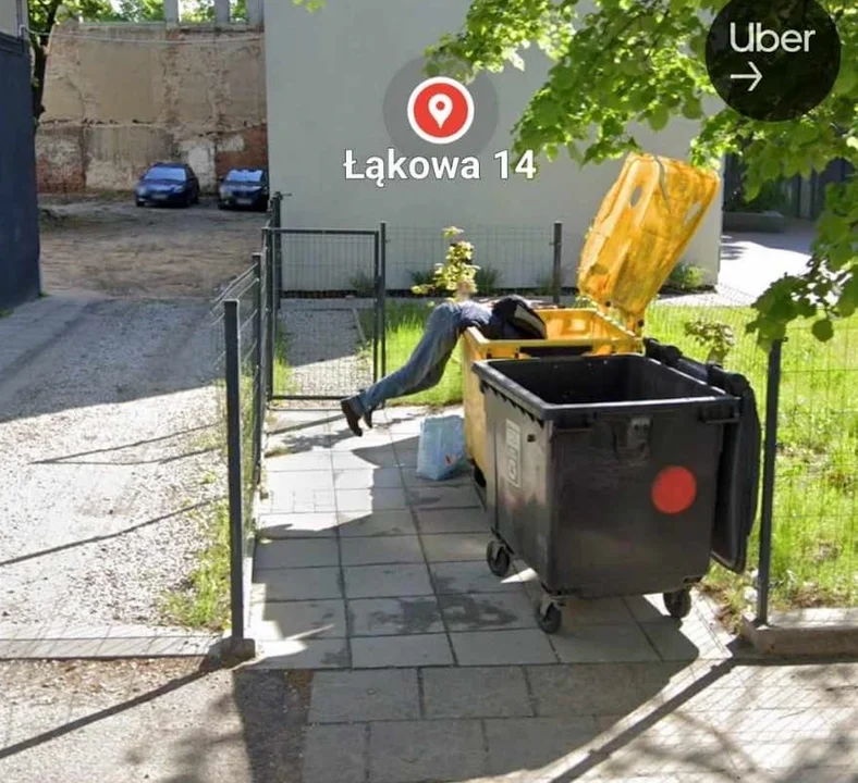 Łódź na zdjęciach z Google Street View. Stary dworzec i człowiek buszujący w śmieciach