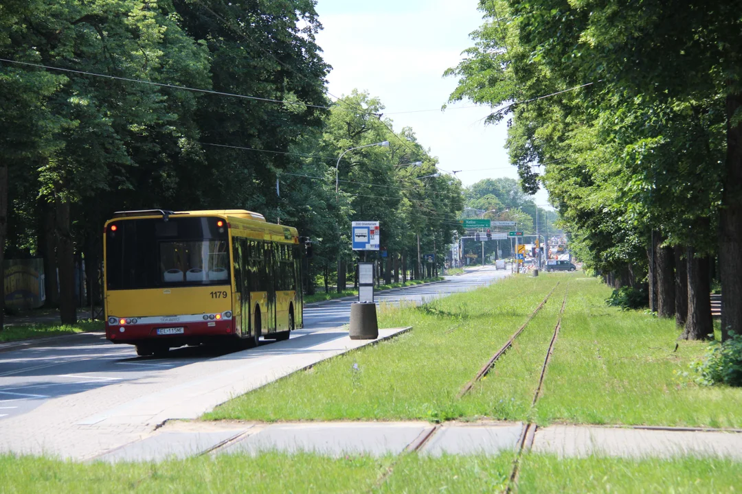 Nieczynne przystanki tramwajowe przy Konstantynowskiej