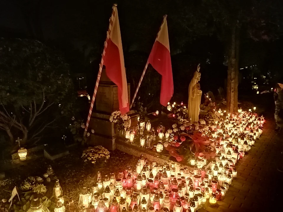 Zgierzanie i mieszkańcy okolic odwiedzili groby na cmentarzach w regionie