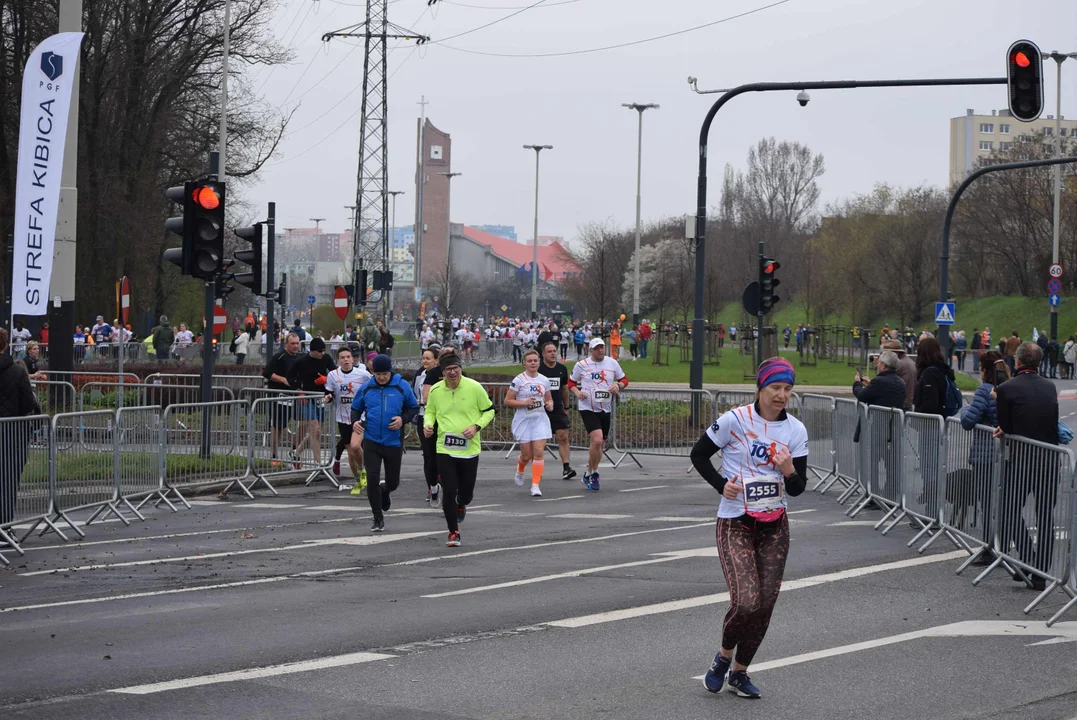 DOZ Maraton ulicami miasta. Zobacz zdjęcia z biegu głównego