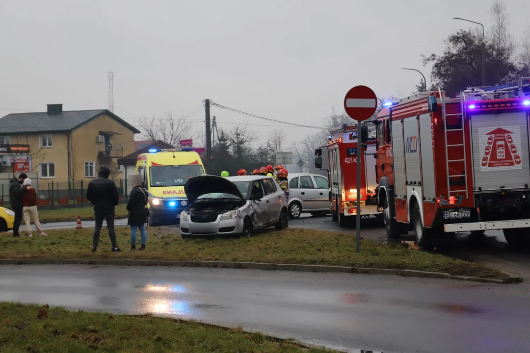 Kraksa na skrzyżowaniu w Kutnie. Na miejscu wszystkie służby [FOTO] - Zdjęcie główne