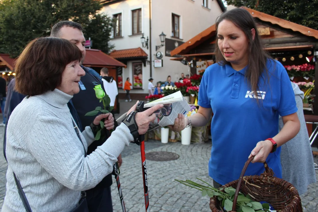 KCI rozdaje róże i gazety na kutnowskim Święcie Róży