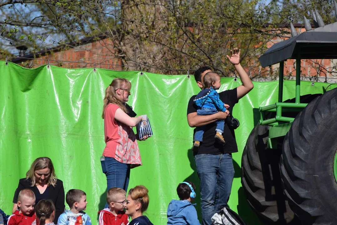 Giganty na czterech kołach zrobiły duże show! Widowiskowy pokaz monster trucków