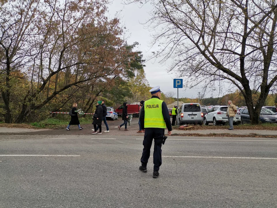 Dzień Wszystkich Świętych na cmentarzu komunalnym w Zgierzu