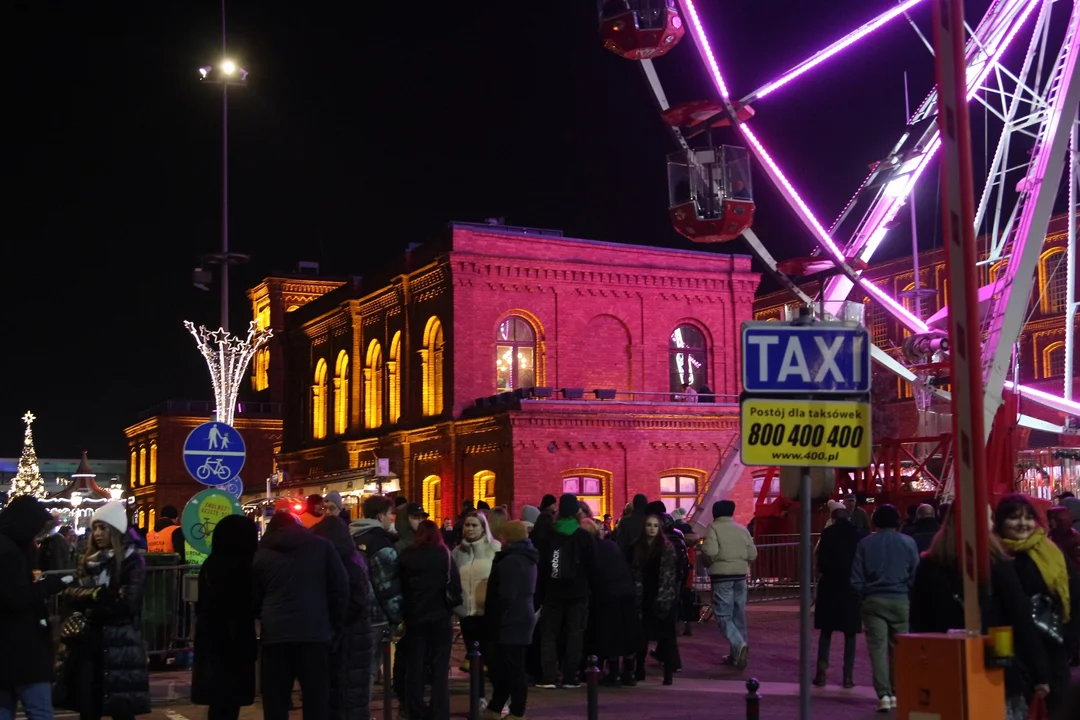 Sylwester w Manufakturze. Łodzianie tłumnie przywitali 2025 rok na rynku galerii