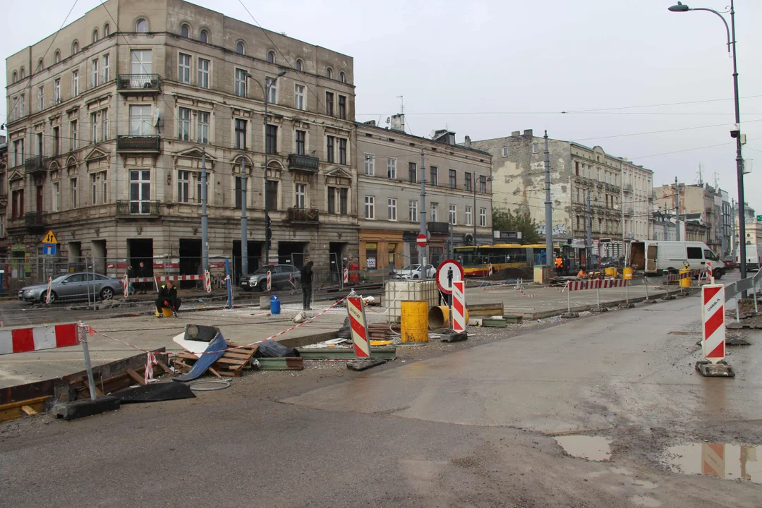 Trwa łączenie nowego torowiska ze starym przy ul.Legionów w Łodzi