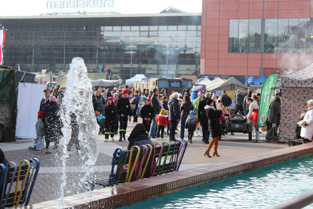 Święto Niepodległości przed Manufakturą