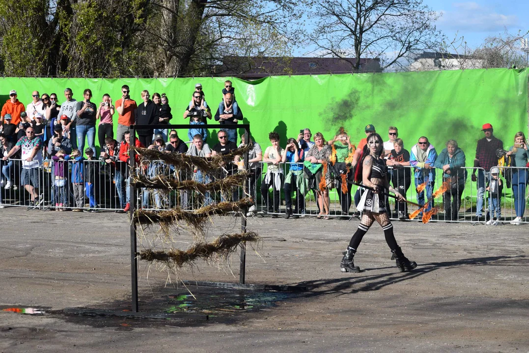 Giganty na czterech kołach zrobiły duże show! Widowiskowy pokaz monster trucków