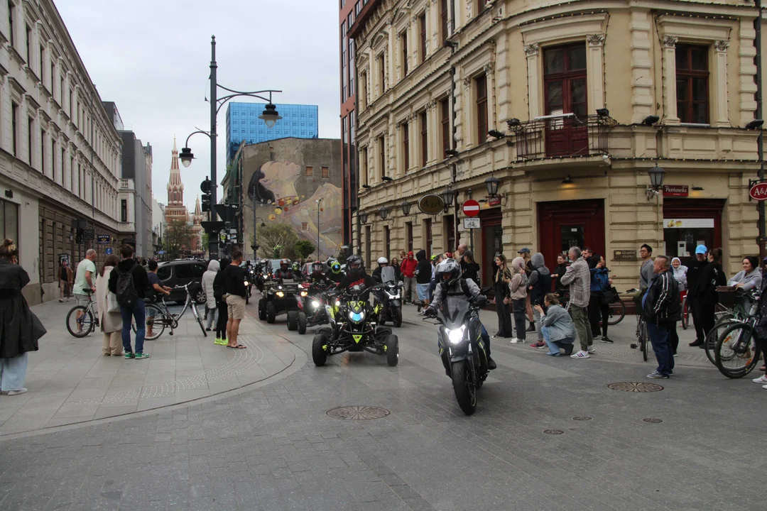 Wielka parada motocyklowa na ulicy Piotrkowskiej w Łodzi